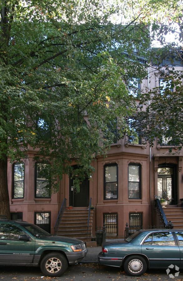 Photo - 132 Lincoln Pl Apartments