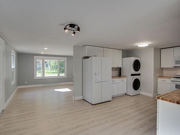 Photo - 1865 Maple Dr