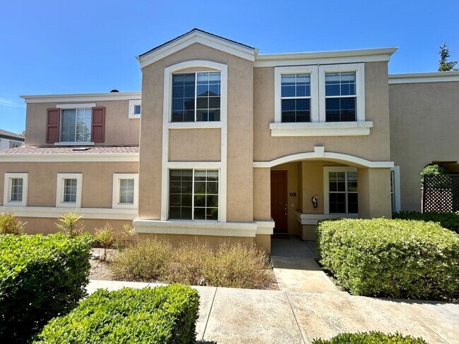 Building Photo - Remodeled and Comfortable Townhome