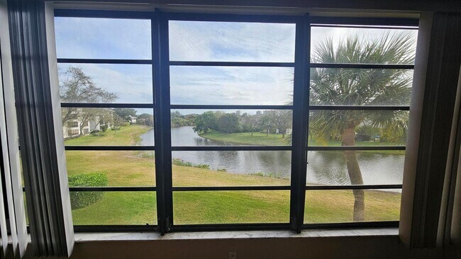 Photo - 3630 Whitehall Dr Unidad 303