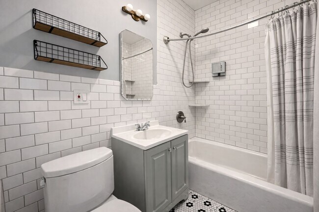 Photo - 96-13 Metropolitan Ave