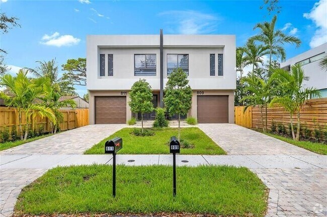 Building Photo - 811 SW 10th Terrace Rental