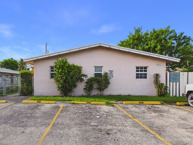 Building Photo - 2711 NW 1st St Unit 4