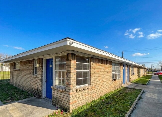 Building Photo - 5602 Hirsch Rd