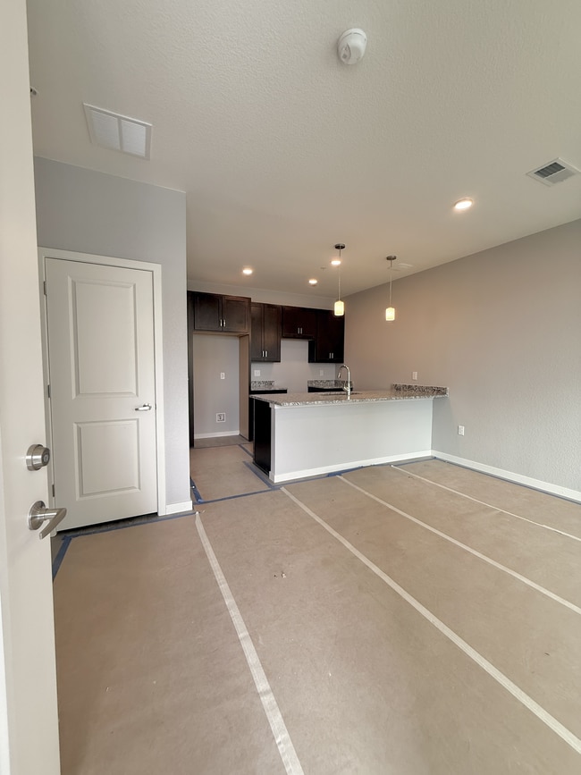 Vista de la entrada al parque de galgos (4x2.5-5311-2-03-12-2026.jpg) - The Vista at Greyhound Park