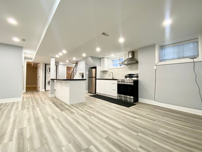 Photo - 1001 Cosburn Ave. Unité BSMT