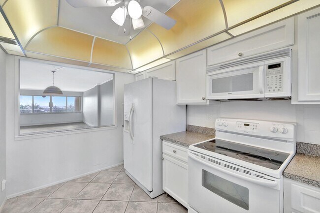 Photo - 328 N Ocean Blvd Unidad 404