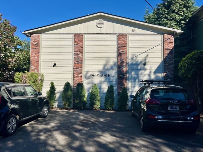 Building Photo - Freshly Renovated 1-Bed in Prime SE Portla...