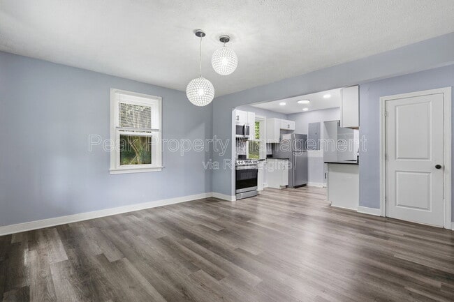 Photo - 421 St Luke St