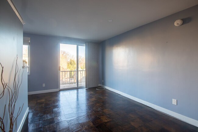 Photo - Lovely Studio Unit with 1 BA Condo in Wood...