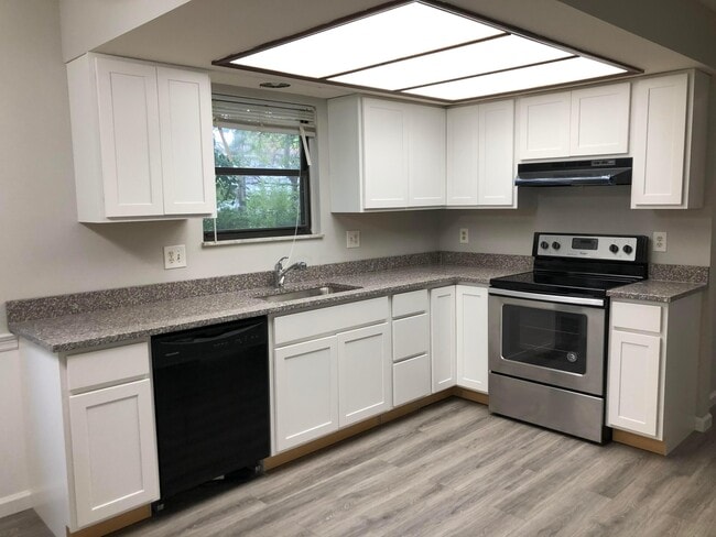 Photo - 669 W Main St