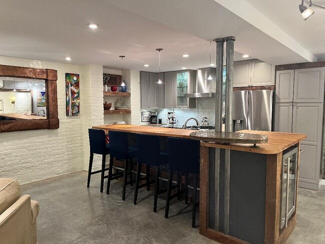 Building Photo - 917 Constitution Ave NE Unit 1