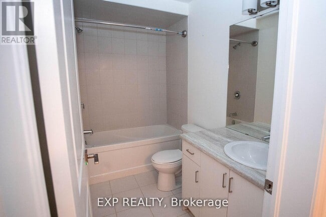 Photo - 445 Ontario St S
