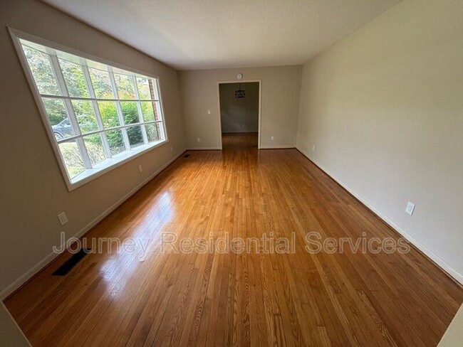 Photo - 430 Hallmark Rd