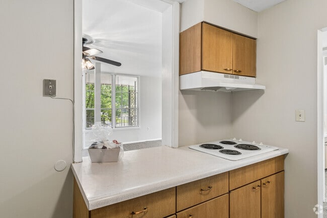 2BR, 1BA - 974SF - Kitchen