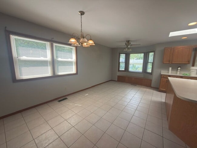 Photo - 104 W McHenry St