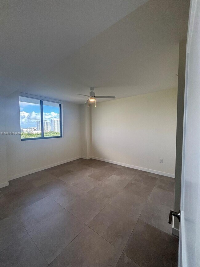 Building Photo - 16395 Biscayne Blvd Unit 1116