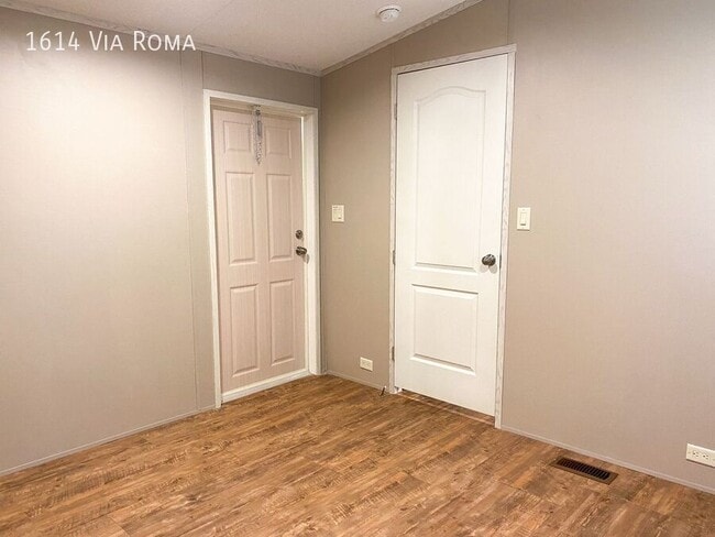 Photo - 1614 Via Roma Dr