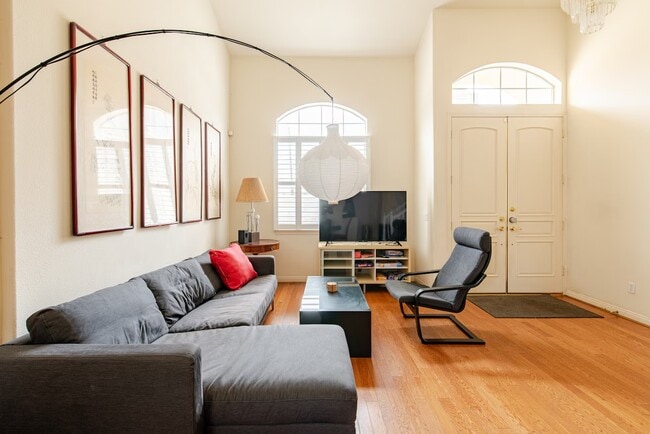 Entry and Family Room - 199 N Lincoln Ave