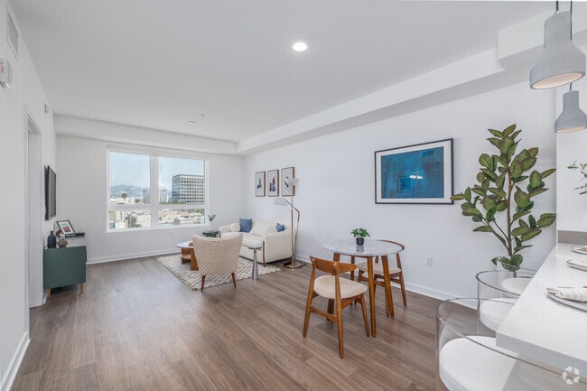1BR, 1BA - 778SF - Living Room