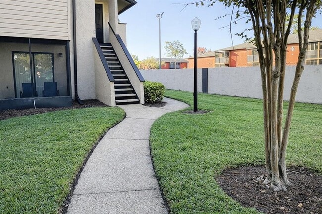 Building Photo - 2918 Antique Oaks Cir Unit APT 31