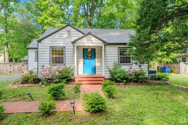 Building Photo - Available Early August! Beautiful 3-bedroo... Rental