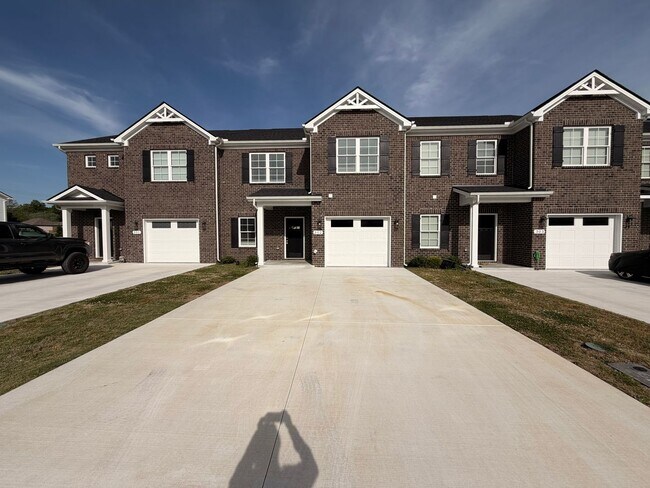 Building Photo - 4 Bed 3 Bath Townhome Near The Heart Of Shelbyville