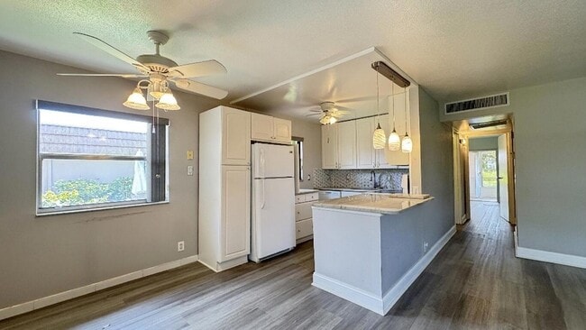 Photo - 220 Seville Dr