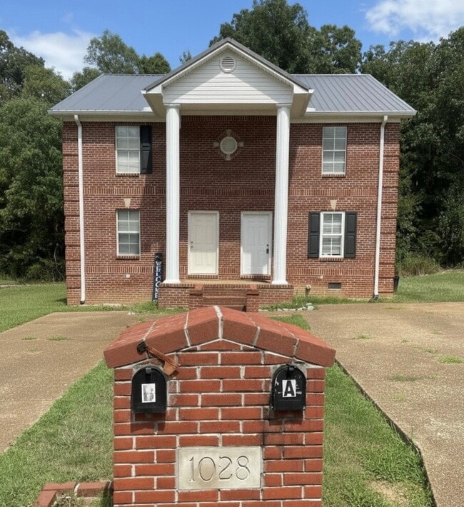 Building Photo - "Charming 2-Bedroom with Spacious Living in Henderson, TN!"