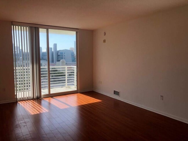 Photo - 18800 NE 29th Ave Unidad 710