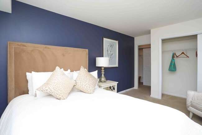 2BR, 1BA - 897 SF