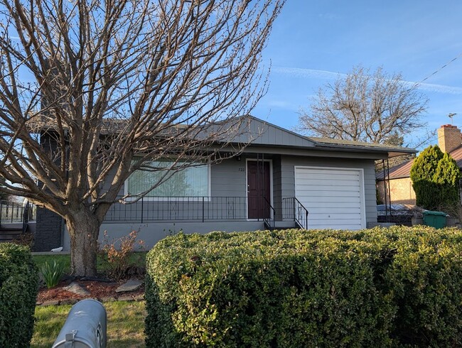 Building Photo - 722 Bryden Ave