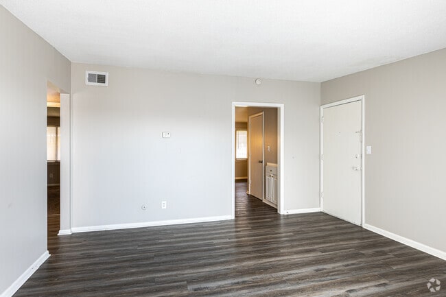 3BR, 1.5BA - 900SF