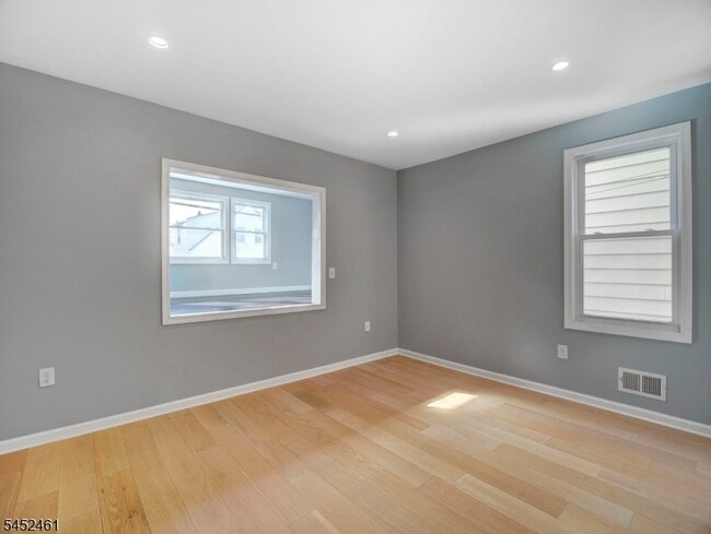 Photo - 156 Crystal St