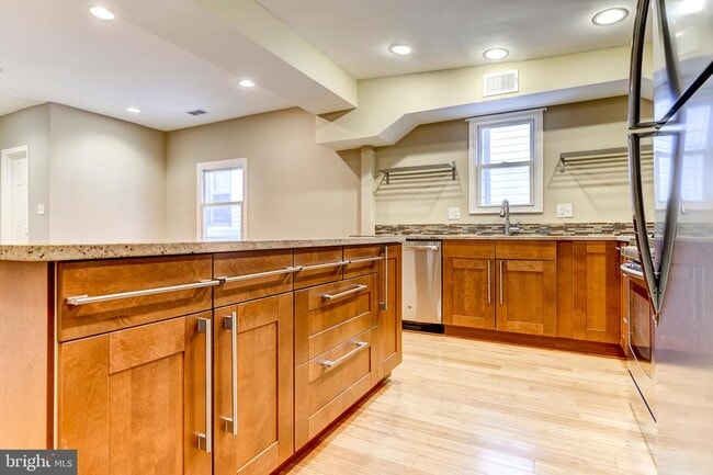 Photo - 737 Morton St NW