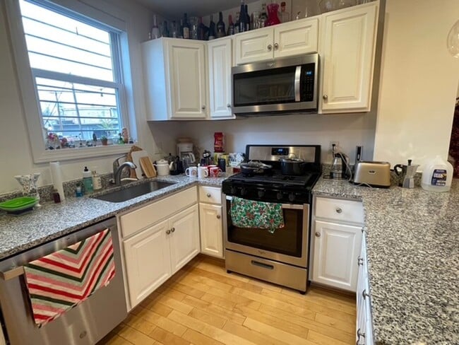 Building Photo - Stylishly Renovated 3 bedroom, 2.5 bath wi...