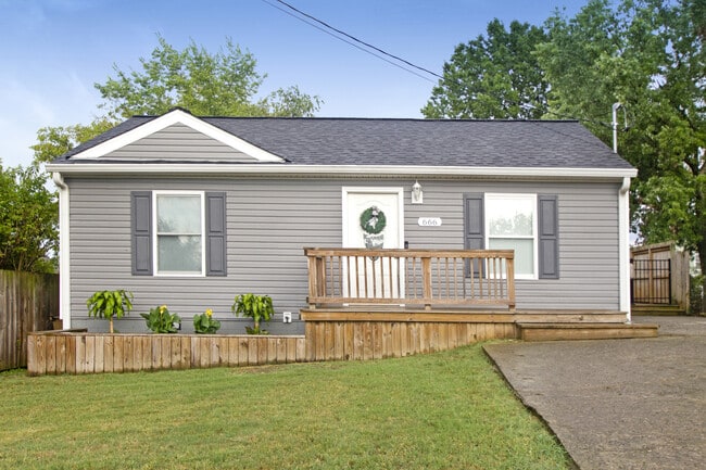 Photo - 666 Annex Ave