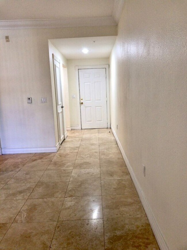 Photo - 1 Bedroom Condo In A Luxurious Community!!