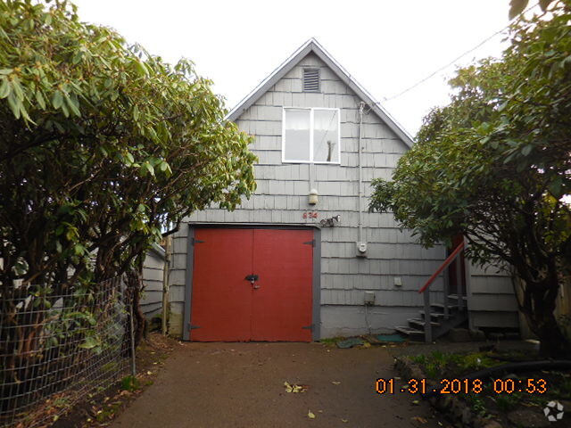 Building Photo - 634 NW Lee St Rental