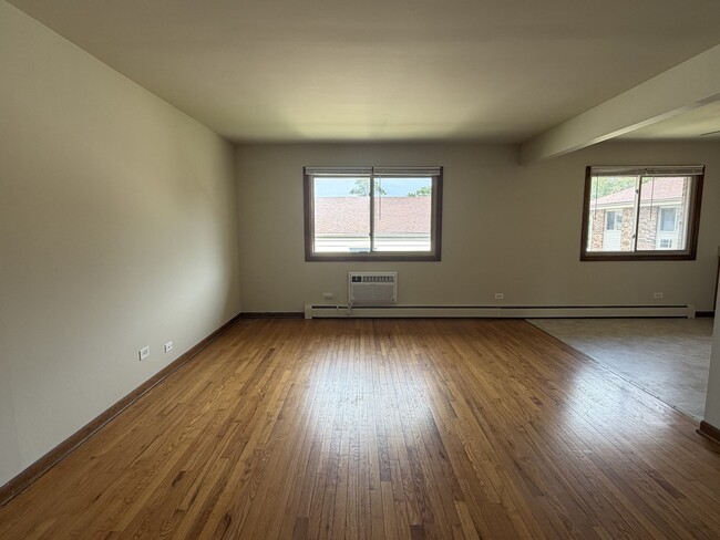Photo - 826 N Milwaukee Ave