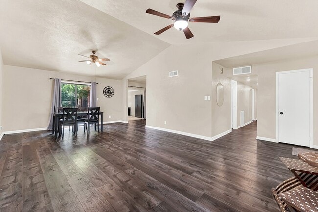108 E Kingsbridge Dr