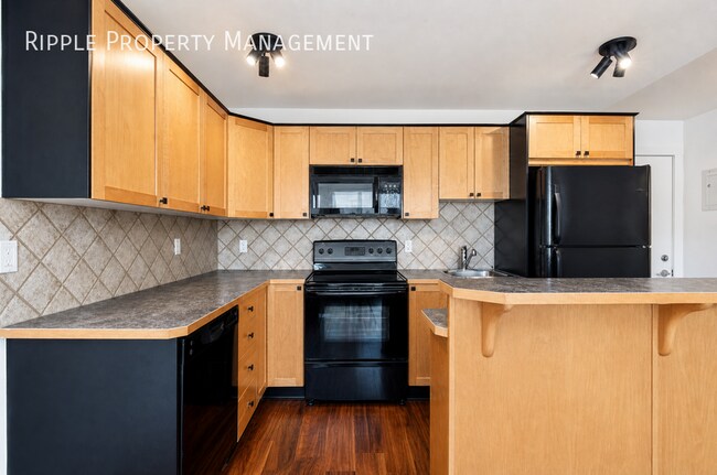 Photo - STUNNING TOP-FLOOR RENOVATED 1-BED + DEN CONDO | CITY VIEWS & PRIME LOCATION Unité 502