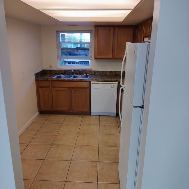 Photo - 2820 DuPont St S