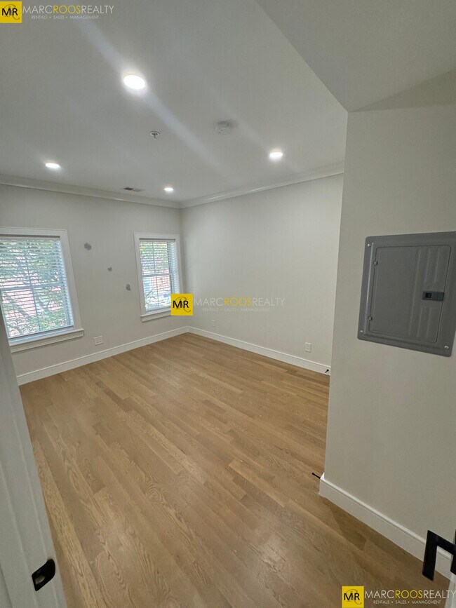 Photo - 535 Newbury St