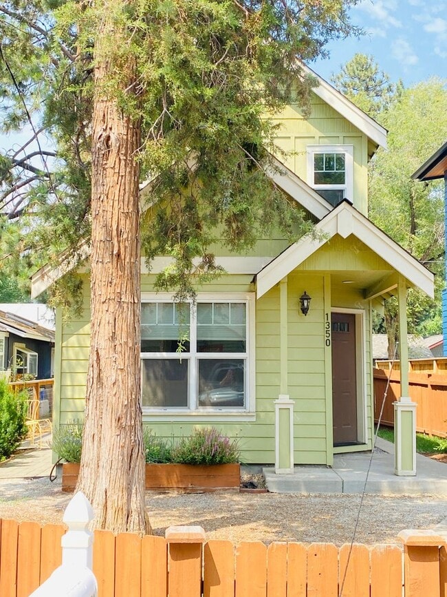 Building Photo - Desirable Modern & Charming Westside 2BR -... Rental