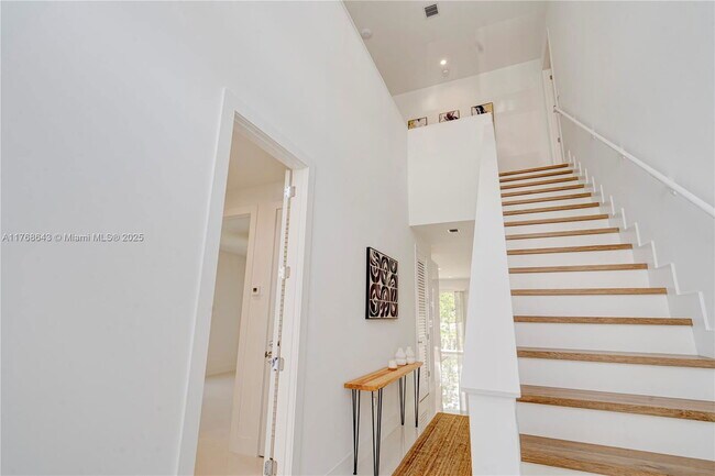 1805 NW 22nd Ct