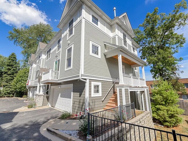 Building Photo - 415 N President St