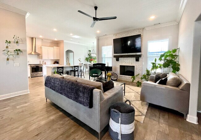 Photo - 2014 W Chandler Ave