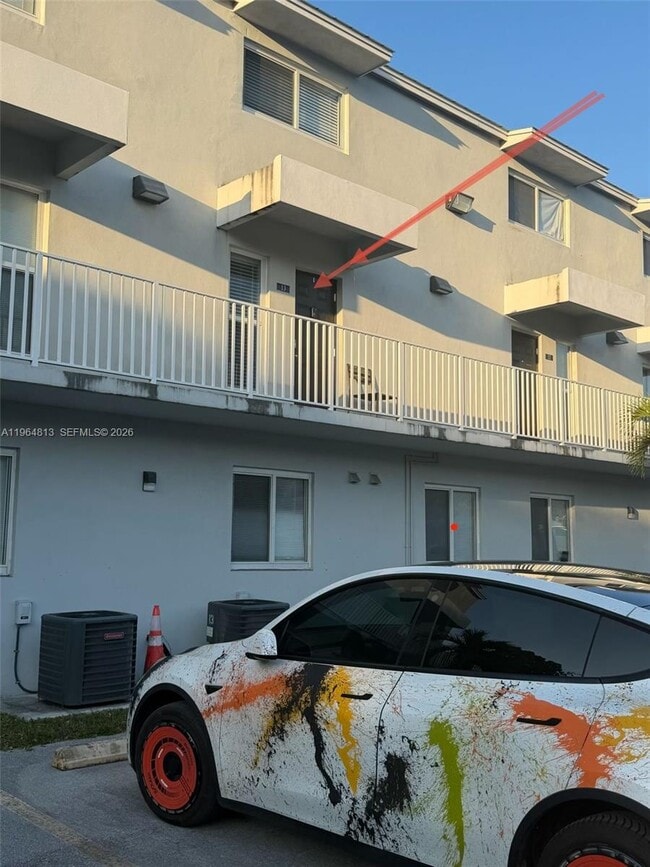 Building Photo - 1955 NW 5th Pl Unit 13