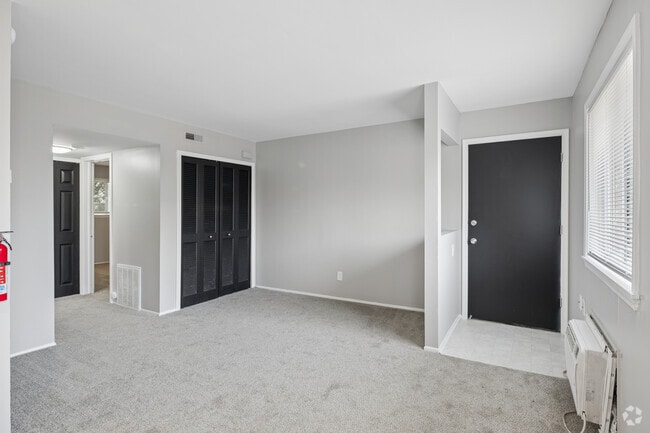2 habitaciones, 1 baño - 850 pies cuadrados - Sala de estar - Oakwood Apartments